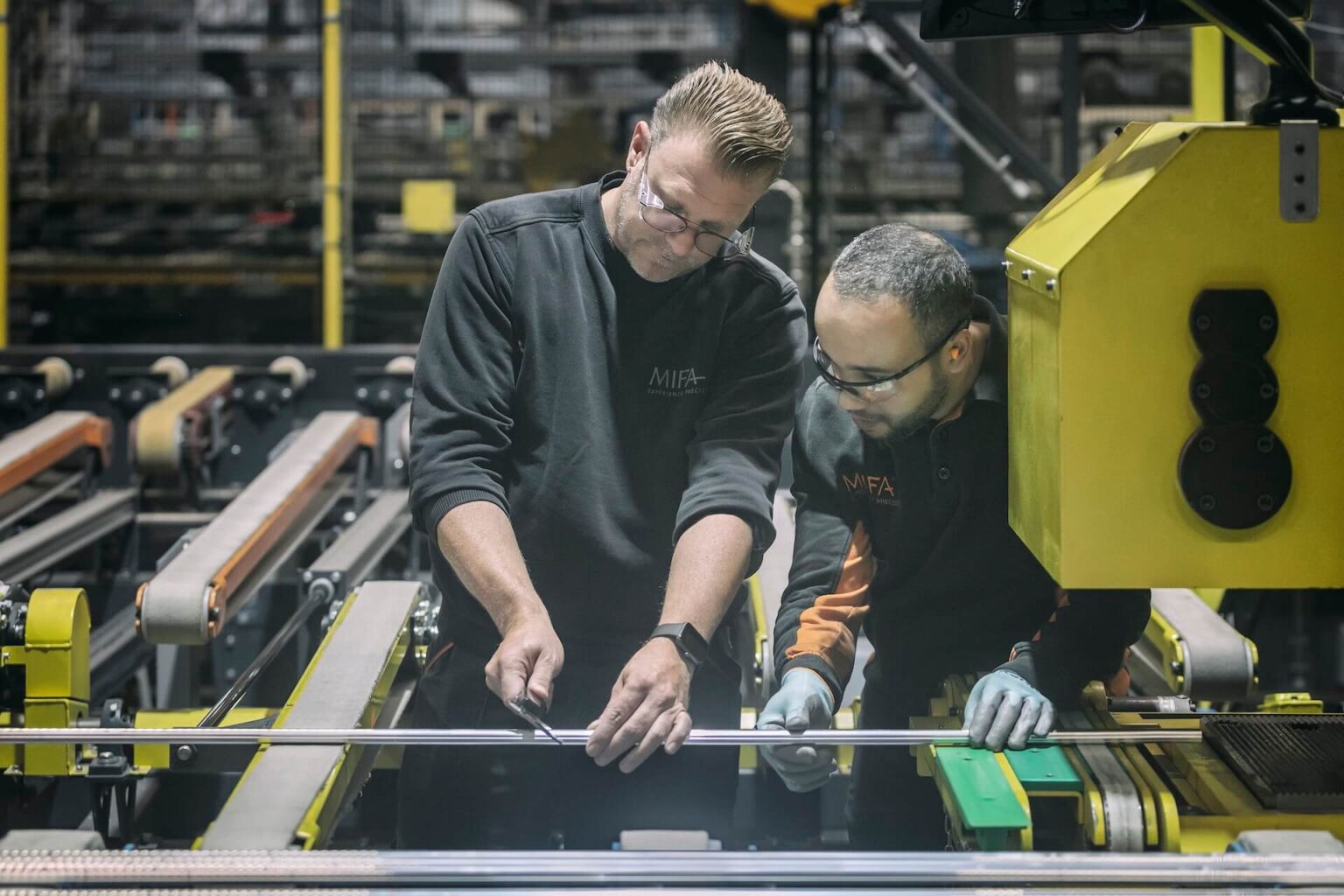 Mifa medewerkers extrusie pers